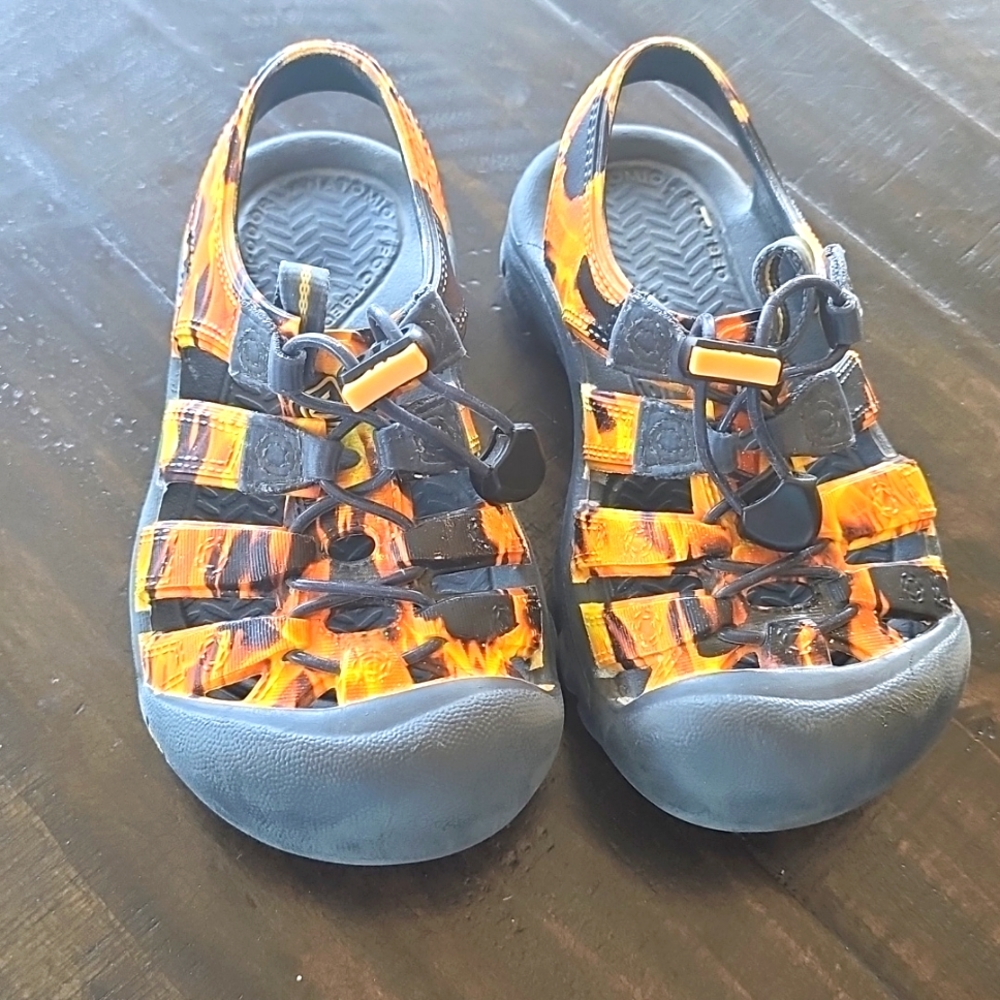 Keen waterproof sandals size 10 in kids